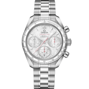 Quadrante blu del Omega Speedmaster 38 Co-Axial Chronograph 38 mm con datario a ore 6 e scala tachimetrica incisa sulla lunetta in acciaio.